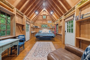 Tabla de planchar con plancha, wifi, ropa de cama