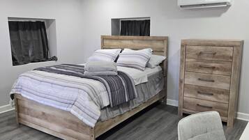 1 slaapkamer, een strijkplank/strijkijzer, wifi, beddengoed