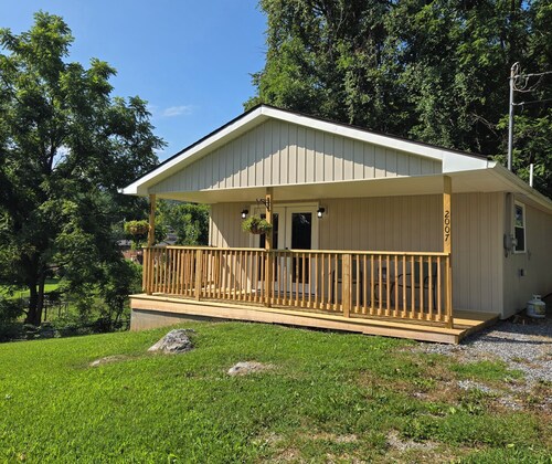 Welcoming cottage close to ETSU, Medical Center and Downtown Johnson CityTN
