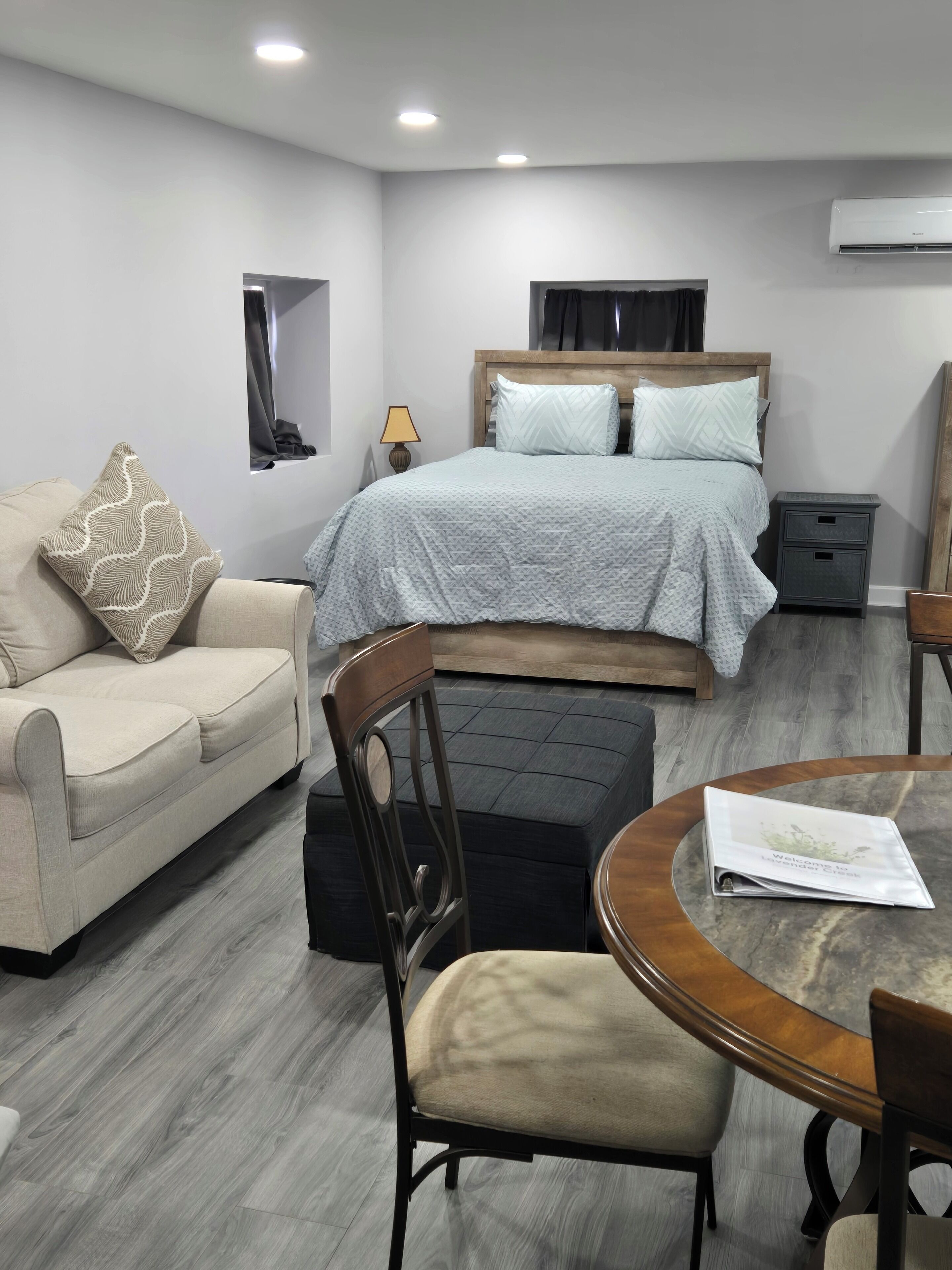 1 dormitorio, escritorio, tabla de planchar con plancha y cuna de viaje