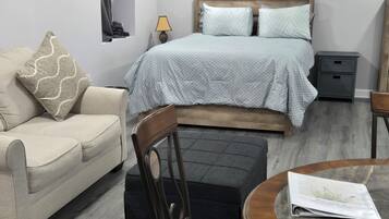 1 Schlafzimmer, Schreibtisch, Bügeleisen/Bügelbrett, Reisekinderbett