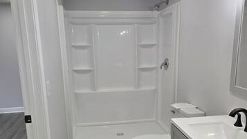 Een douche, een haardroger, handdoeken, zeep