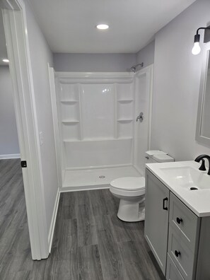 Een douche, een haardroger, handdoeken, zeep