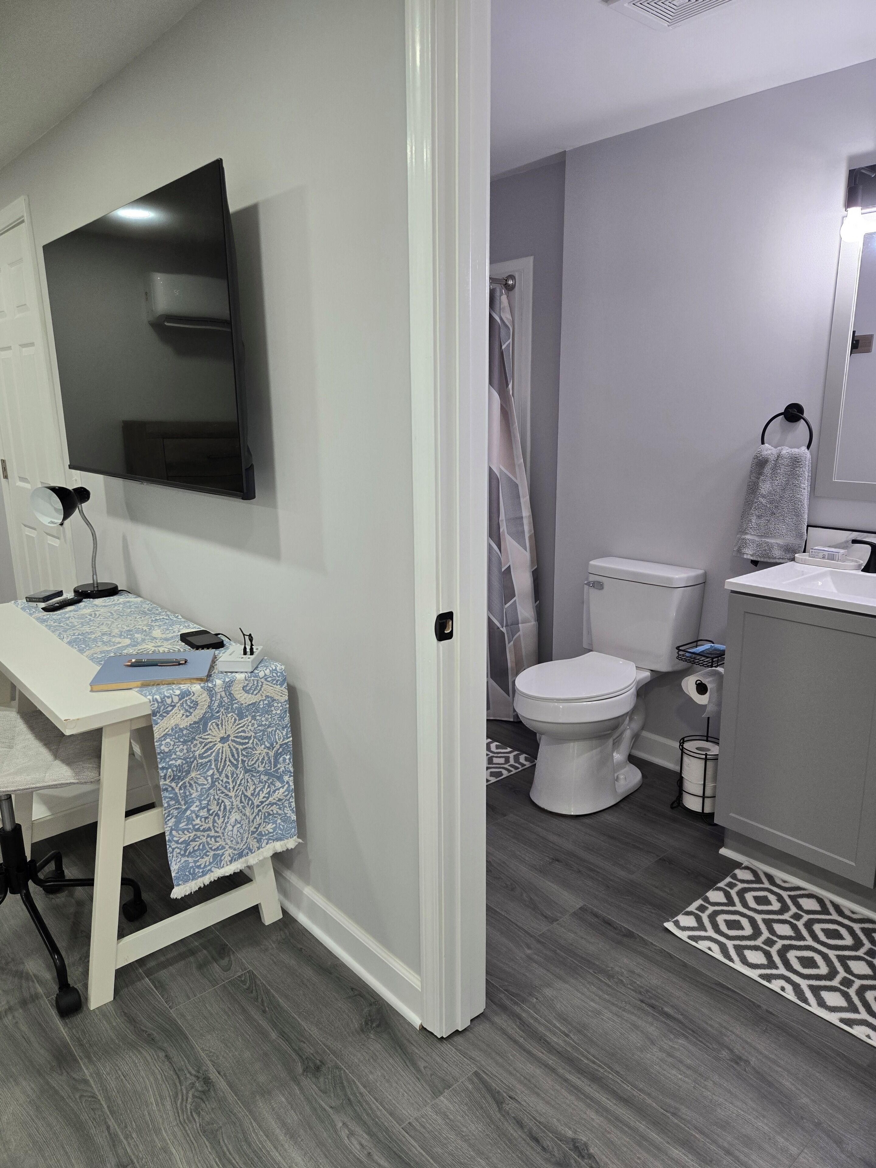 Ducha, secador de pelo, toallas y jabón