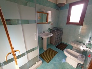 Chuveiro, secador de cabelo, bidê, toalhas de banho