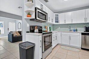 Microwave, oven, stovetop, dishwasher - Harbor Haven in Fort Lauderdale (Fort Lauderdale)