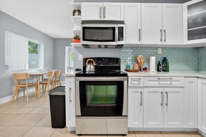 Microwave, oven, stovetop, dishwasher - Harbor Haven in Fort Lauderdale (Fort Lauderdale)