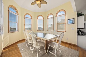 Dining - Ar Lan Y Mor: June 20th Wk Reduced, Dog-friendly, Private Pool, 900 Ft to Beach (Corolla)