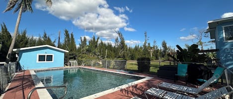 Una piscina al aire libre