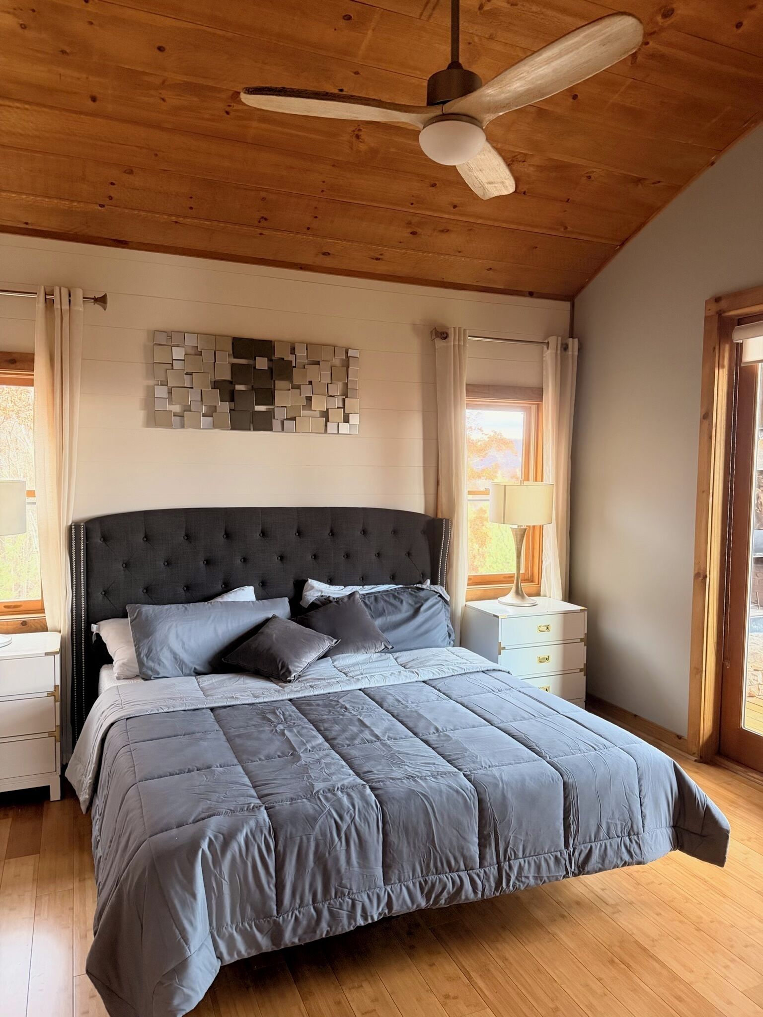 3 habitaciones, tabla de planchar con plancha, wifi y ropa de cama 