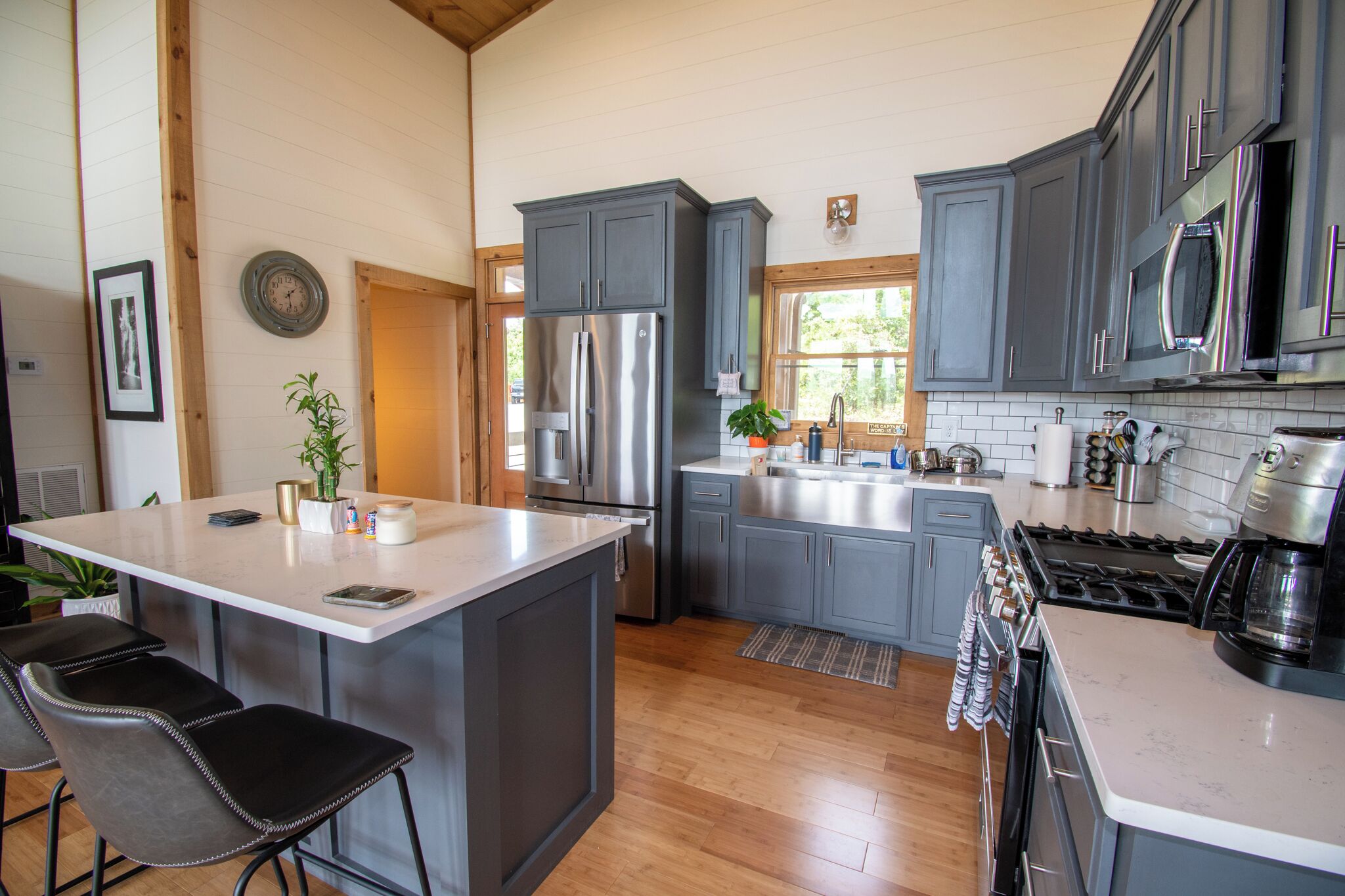 Een magnetron, een oven, een kookplaat, een vaatwasser