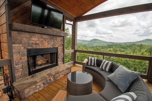 Modern Cabin, spectacular Views, Hot tub in Mineral Bluff, minutes to Blue Ridge