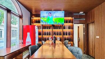 Escriptori, espai de treball apte per a portàtils i wifi gratuïta