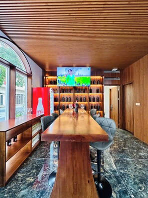 Schreibtisch, laptopgeeigneter Arbeitsplatz, kostenloses WLAN