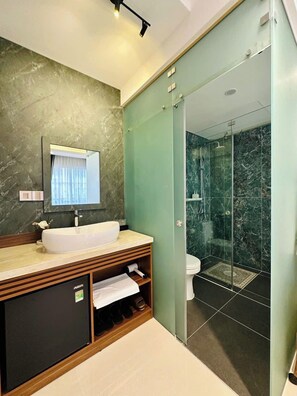 Dusche, kostenlose Toilettenartikel, Haartrockner, Handtücher