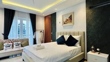 Escriptori, espai de treball apte per a portàtils i wifi gratuïta