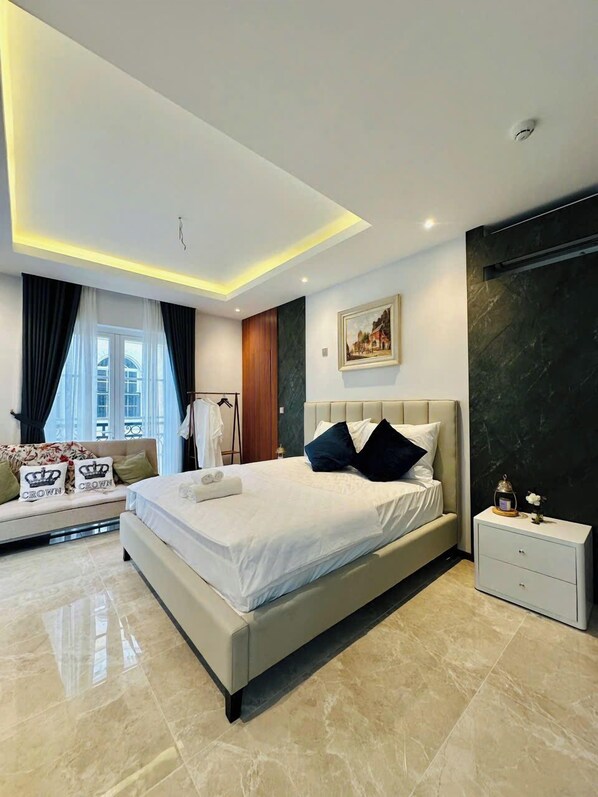 Schreibtisch, laptopgeeigneter Arbeitsplatz, kostenloses WLAN