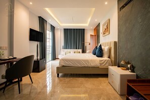 Habitación triple Deluxe, balcón, vista a la ciudad | Escritorio, espacio para trabajar con laptop y wifi gratis