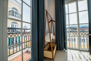 Deluxe tweepersoonskamer, balkon, uitzicht op zee | Een bureau, een laptopwerkplek, gratis wifi, beddengoed