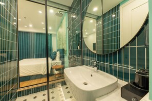 Quarto casal luxo, sacada, vista para o mar | Banheiro | Chuveiro, produtos de toalete grátis, secador de cabelo 
