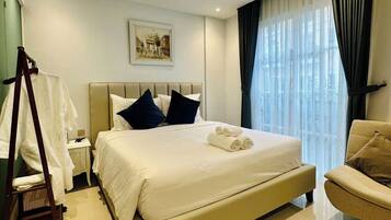 Escriptori, espai de treball apte per a portàtils i wifi gratuïta