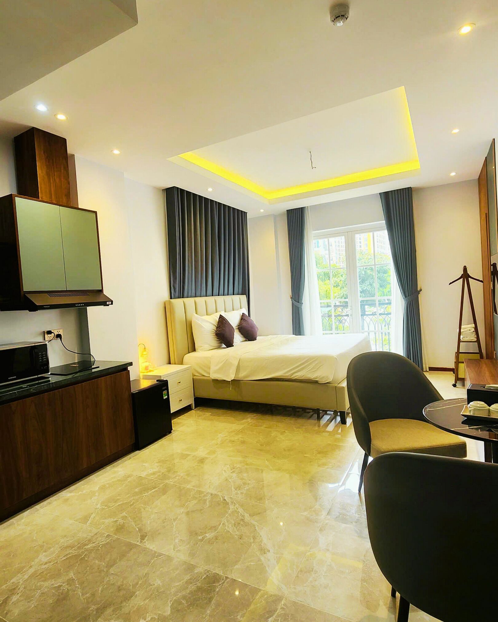 Desk, laptop workspace, free WiFi, bed sheets