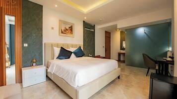 Suíte estúdio luxo, sacada | Escrivaninha, espaço de trabalho para notebook, Wi-Fi de cortesia