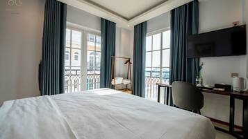 Deluxe-Doppelzimmer, Balkon, Meerblick | Schreibtisch, kostenloses WLAN, Bettwäsche