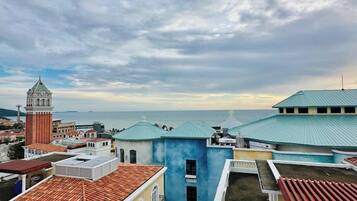 Escriptori, espai de treball apte per a portàtils i wifi gratuïta