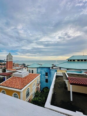 Schreibtisch, laptopgeeigneter Arbeitsplatz, kostenloses WLAN