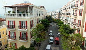 Vista frontal de la propiedad