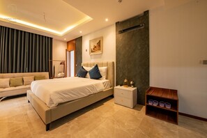 Deluxe driepersoonskamer, balkon, uitzicht op stad | Een bureau, een laptopwerkplek, gratis wifi, beddengoed