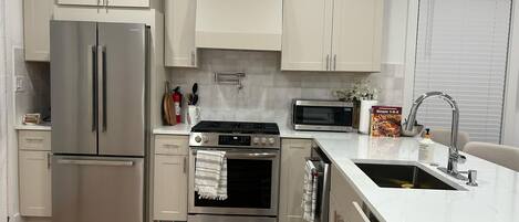 Microondas, horno, placa de cocina, lavavajillas