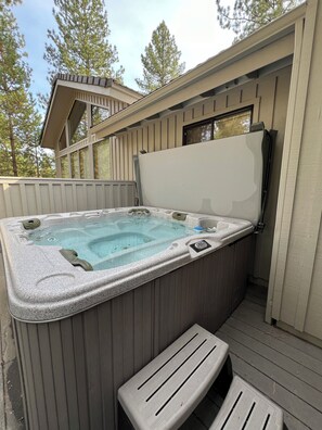 Outdoor spa tub - Beautiful Sunriver Home- SHARC passes, hot tub, bikes (Bend)