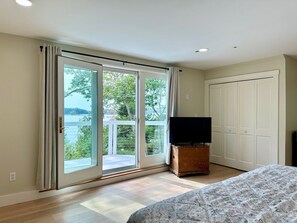 4 bedrooms, free WiFi, bed sheets - New Listing! Peaceful Oceanfront Home with Dock, Decks, and Shore Access in Cundy’s Harbor (Harpswell)