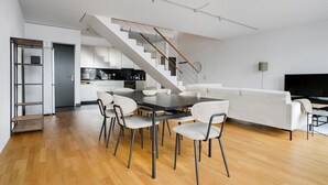 Un intérieur moderne comprenant un coin repas, une cuisine et un espace de vie.