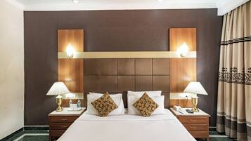 Oasis Pool Permier Room | Escritorio, espacio para trabajar con laptop y insonorización