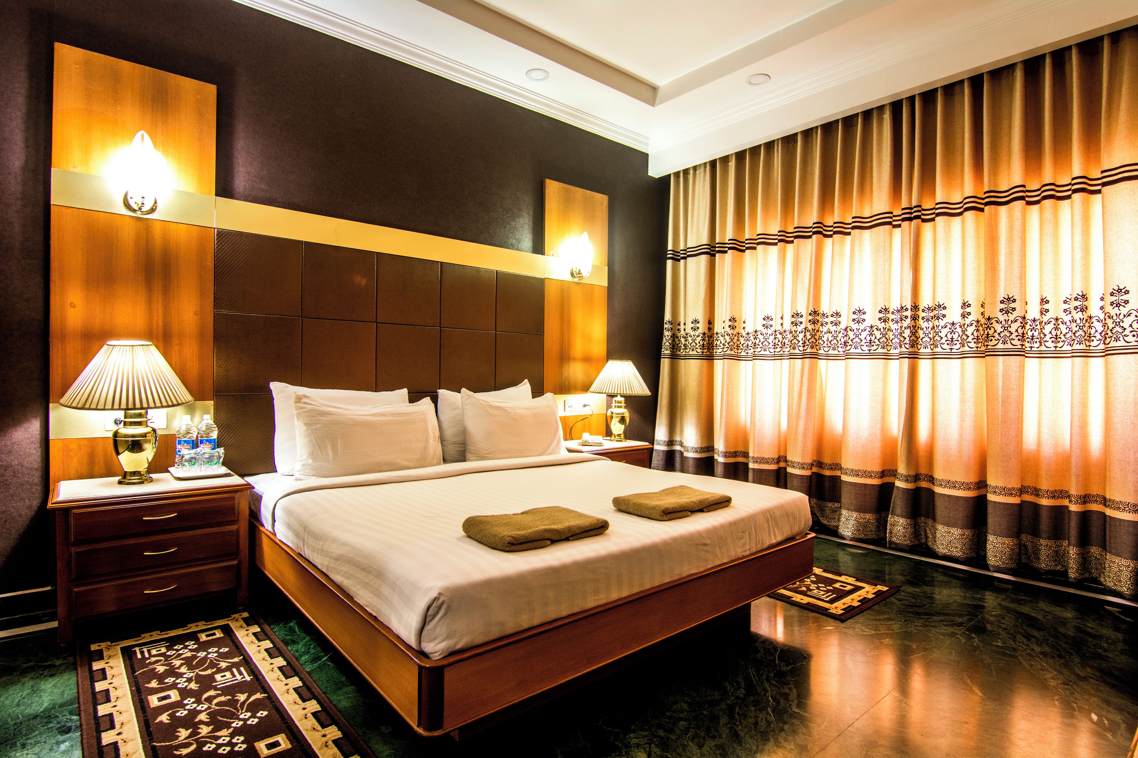 Grand Panorama Executive Suite | Desk, laptop workspace, iron/ironing board, bed sheets
