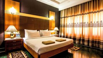 Grand Panorama Executive Suite | Desk, laptop workspace, iron/ironing board, bed sheets