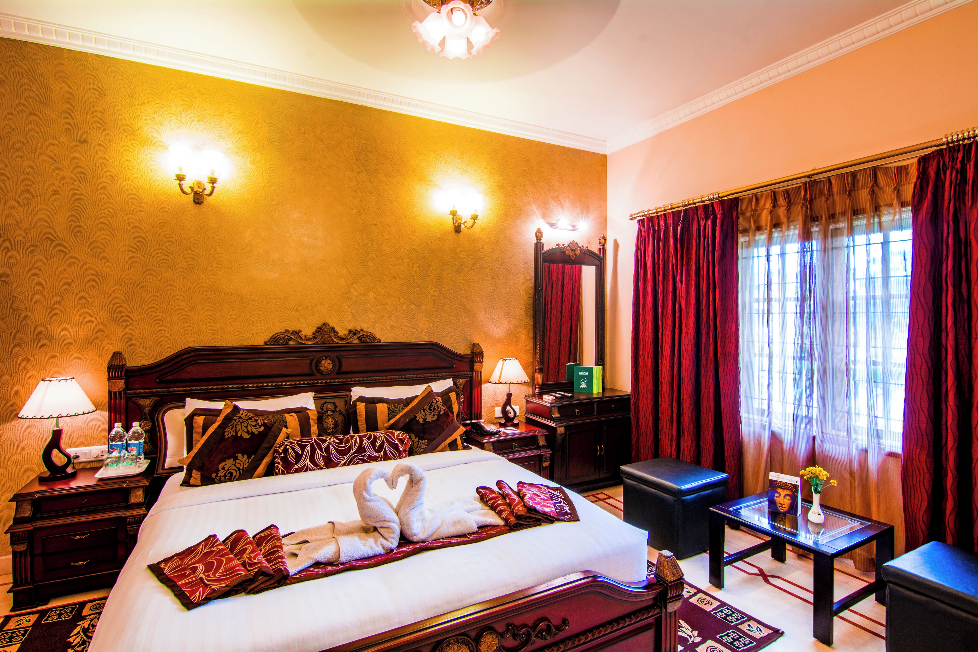 Oasis Pool and Panaroma Signature Suite | Escritorio y espacio para trabajar con laptop 