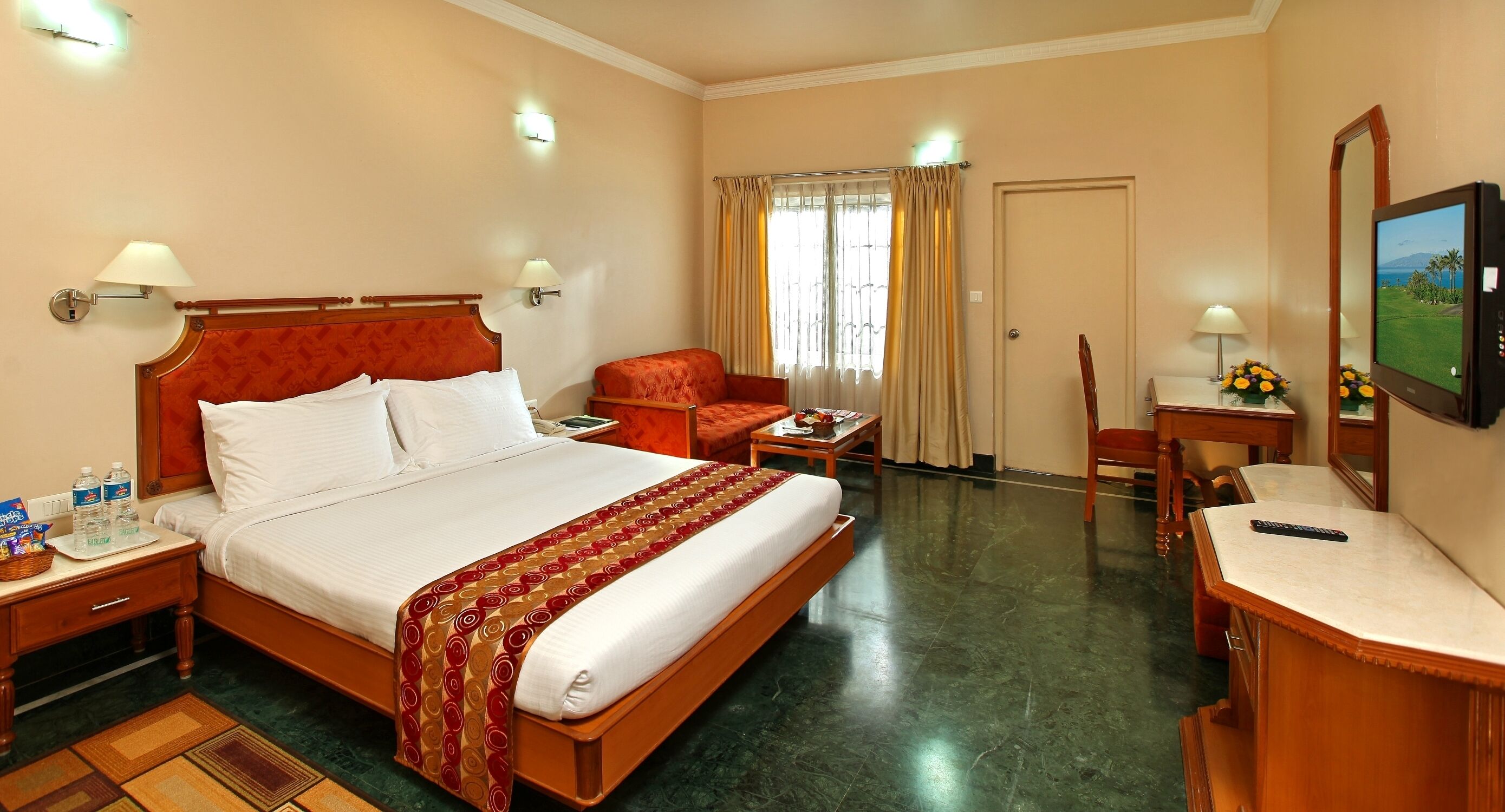 Golf Panorama Superior Room | Desk, laptop workspace, iron/ironing board, bed sheets