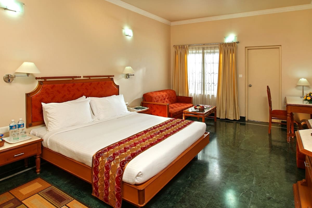 Golf Panorama Superior Room | Desk, laptop workspace, iron/ironing board, bed sheets