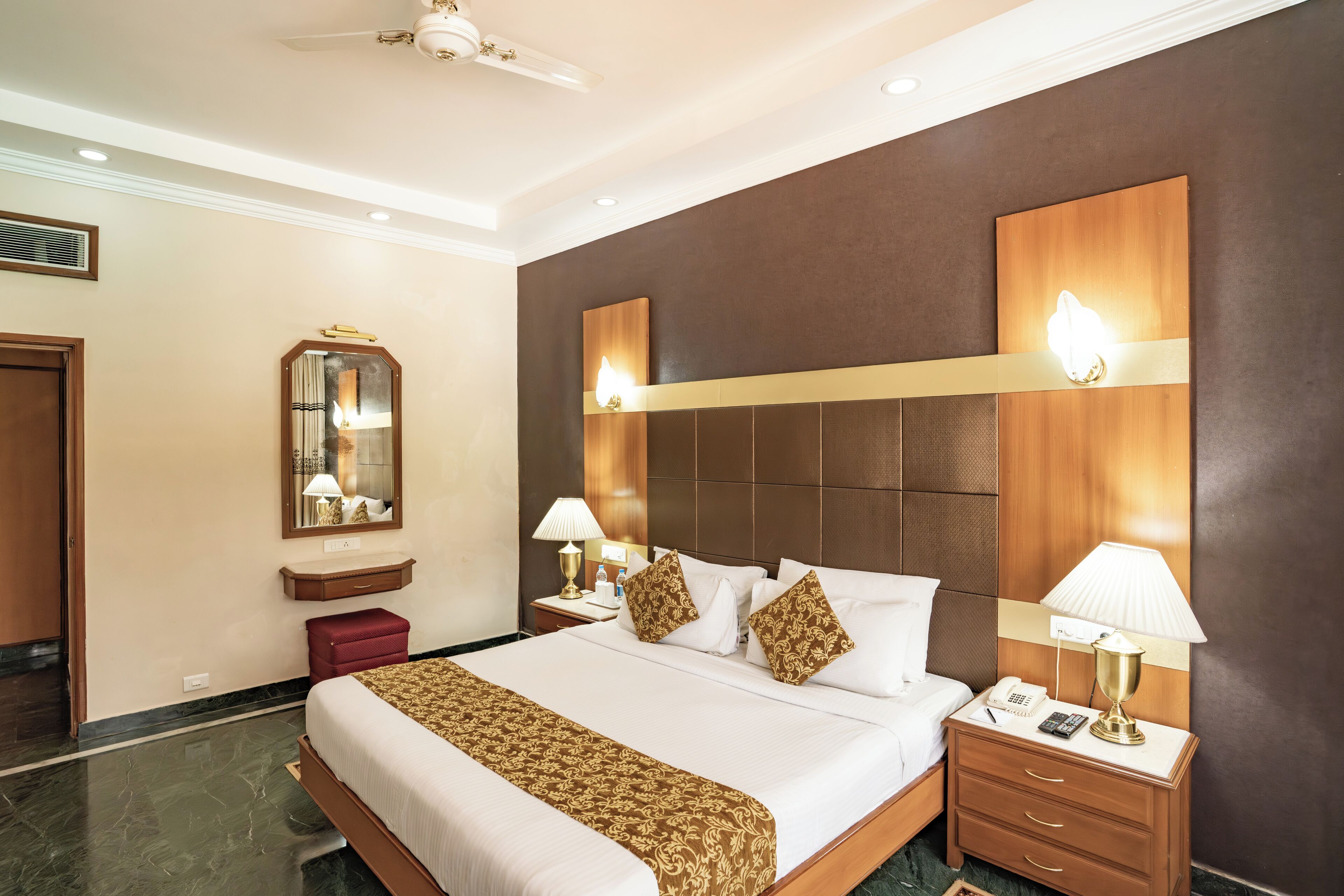 โต๊ะทำงาน, พื้นที่ทำงานแบบใช้แล็ปท็อป, เตารีด/โต๊ะรีดผ้า, ผ้าปูที่นอน