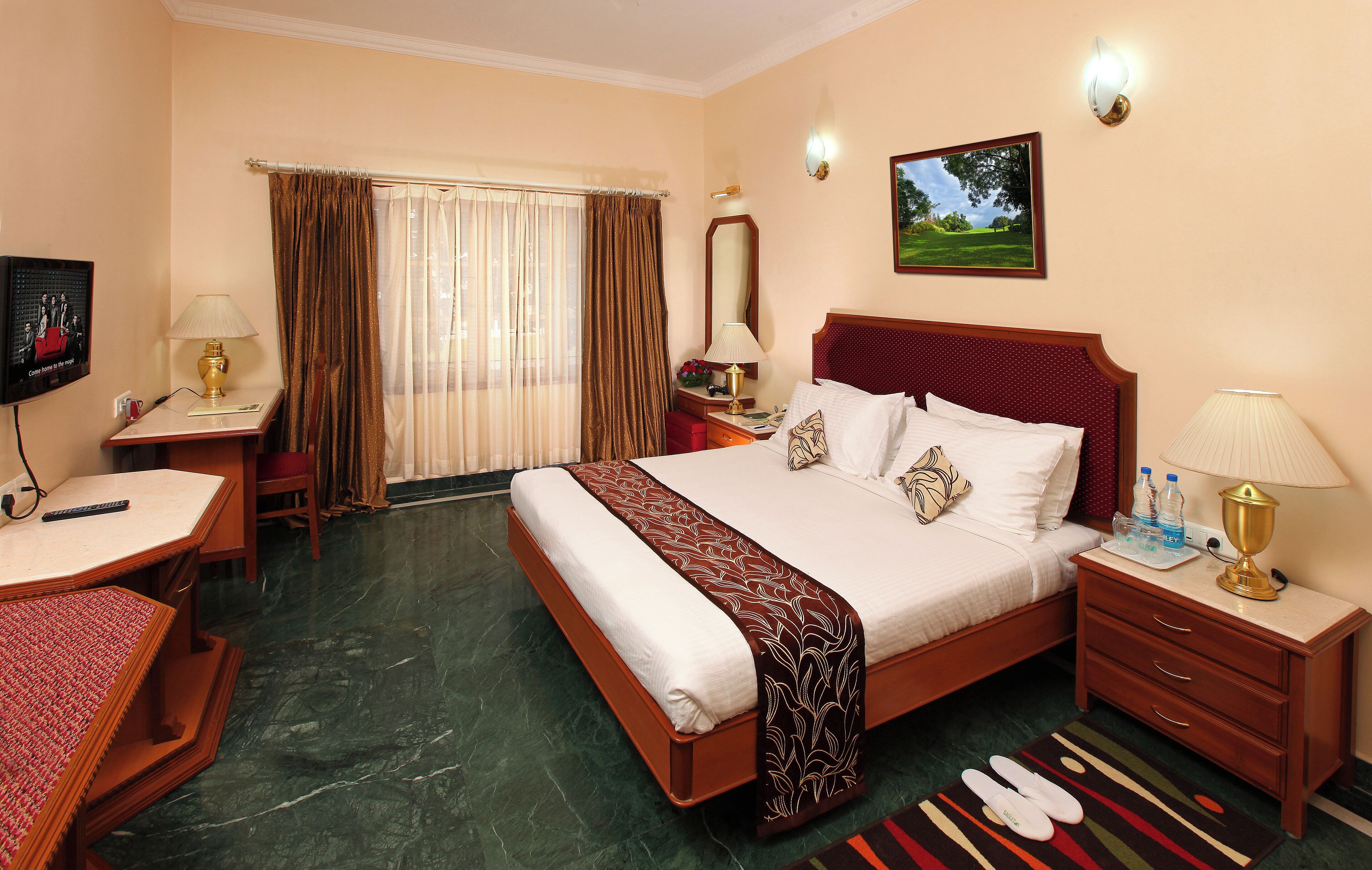 Oasis Pool Permier Room | Escritorio y espacio para trabajar con laptop 