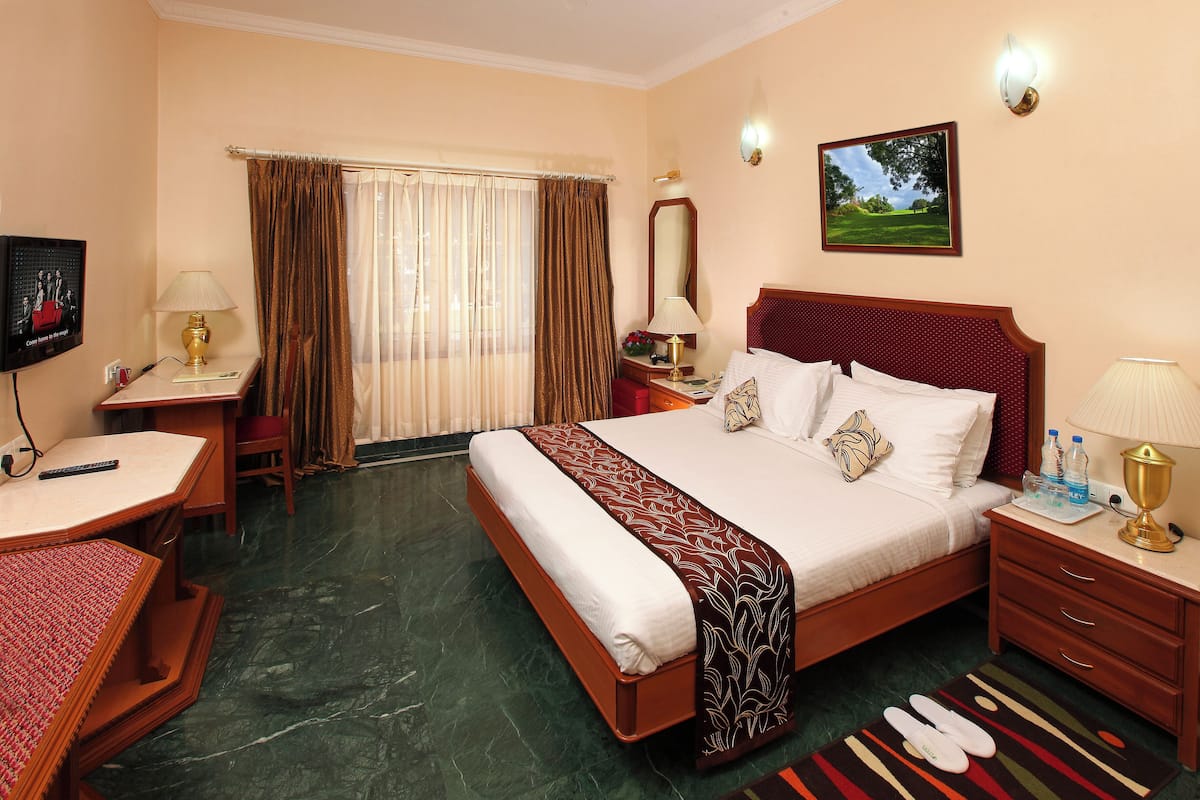 Oasis Pool Permier Room | Desk, laptop workspace, iron/ironing board, bed sheets