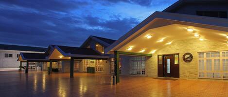 施設の正面 (日没後)