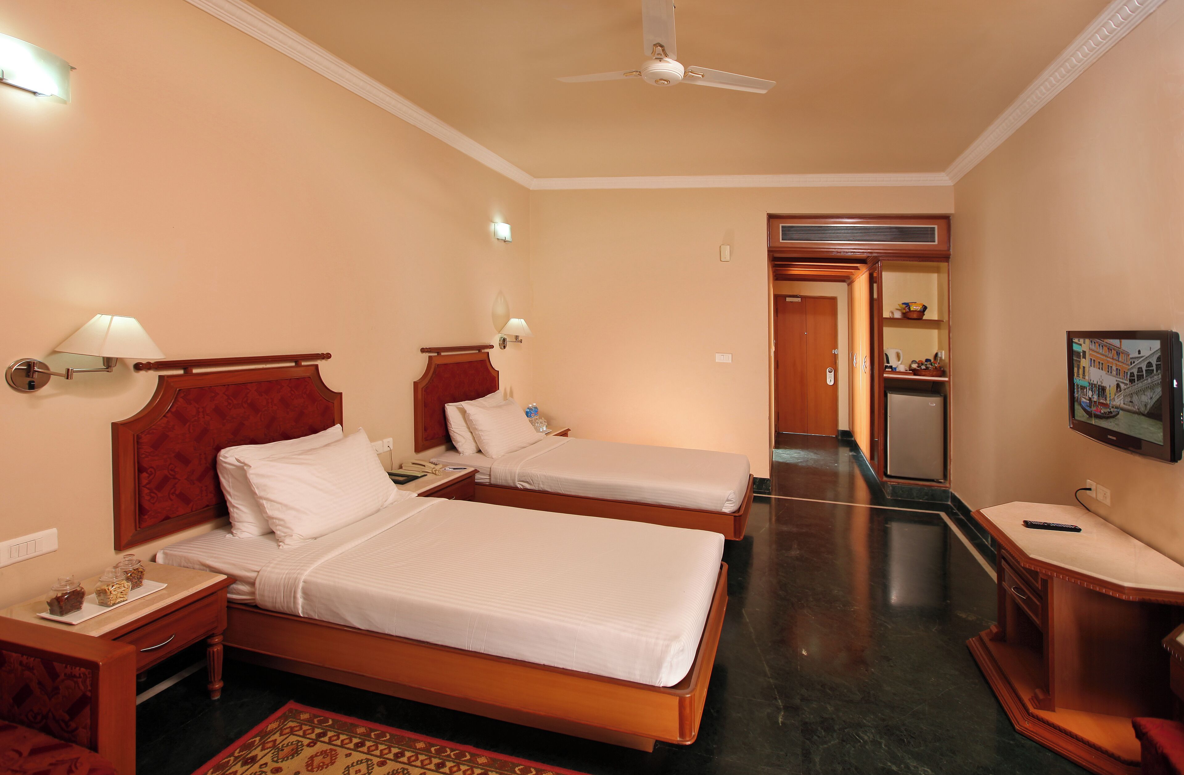 Escritorio y espacio para trabajar con laptop 