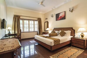Nature View Executive Suite | Desk, laptop workspace, iron/ironing board, bed sheets - Eagleton - The Golf Resort (Ramanagara)