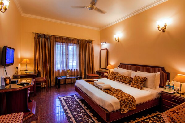 Suite | Schreibtisch, laptopgeeigneter Arbeitsplatz, Bügeleisen/Bügelbrett