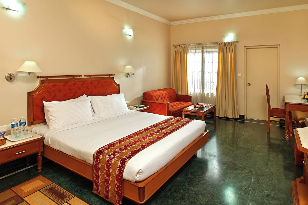 Oasis Pool Superior Room | Escritorio y espacio para trabajar con laptop